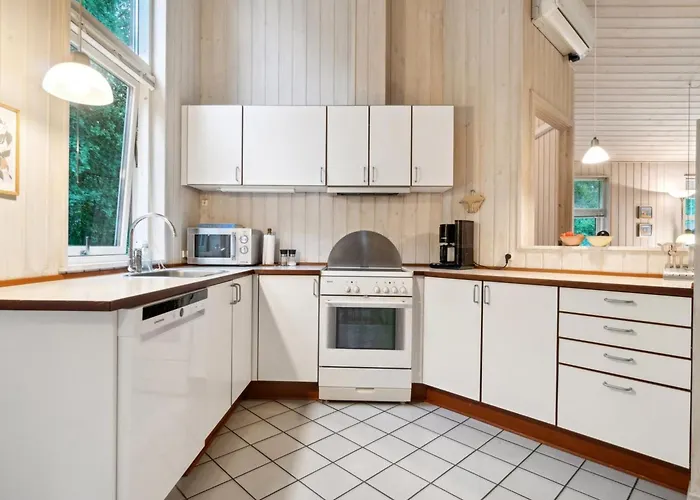 Emmie - 1-2km From The Sea By Interhome